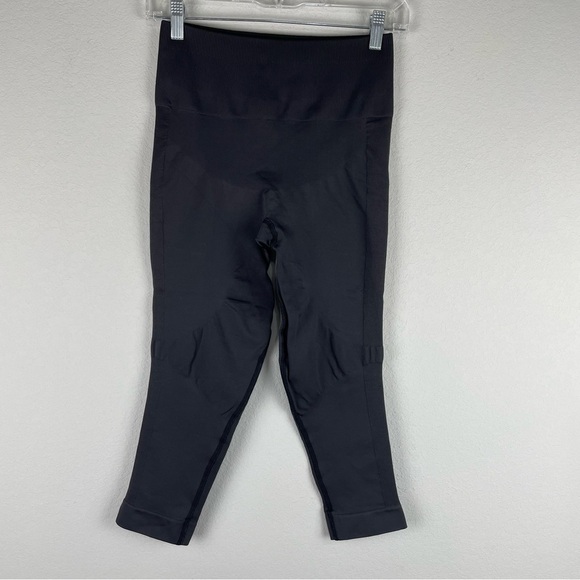 Lululemon Black Seamless Athletic Athleisure Capri Leggings Size 8 - Picture 1 of 7